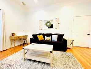 Smart TV - Cozy Barndominium- relax by the creek- convenient (Grovetown)