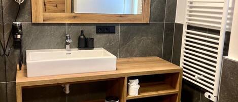 Dusche, Haartrockner, Handtücher