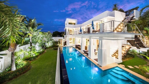 A modern house with a swimming pool, a staircase, and a well-maintained garden. - Vip Villas Pattaya Hollywood Jomtien Beach (Pattaya)