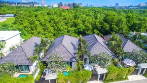 A residential area with modern houses, a swimming pool, and lush greenery. - Vip Villas Pattaya Hollywood Jomtien Beach (Pattaya)