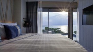 A bedroom with a large bed, a view of the sea, and a balcony. - Vip Villas Pattaya Hollywood Jomtien Beach (Pattaya)