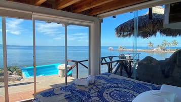 Suite estudio Premium, 1 cama King size, alberca privada, frente al océano | Ropa de cama hipoalergénica, minibar, cortinas blackout y wifi gratis