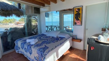 Hypo-allergenic bedding, minibar, blackout drapes, free WiFi