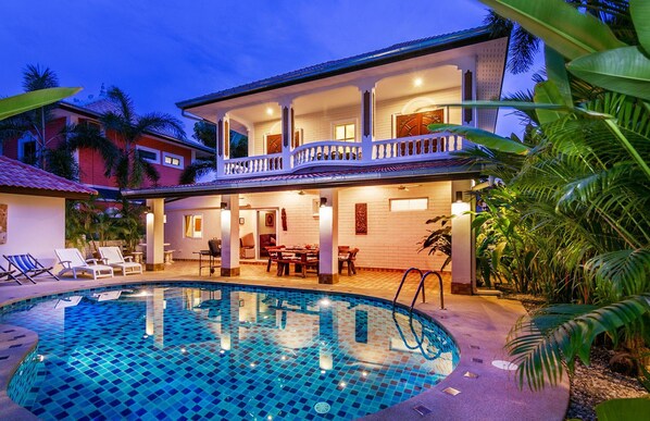Outdoor pool - Villa Waree With Pool (Pattaya)