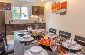 ตู้เย็น, ไมโครเวฟ, เตาประกอบอาหาร, เครื่องชงกาแฟ/ชา