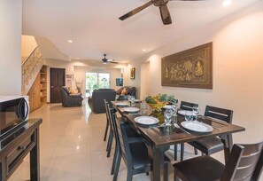 Private kitchen | Fridge, microwave, stovetop, coffee/tea maker - Villa Waree With Pool (Pattaya)