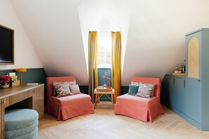 小型套房, 湖畔 | 迷你吧、办公桌、笔记本电脑工作区、隔音