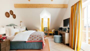 Familie suite, uitzicht op meer | 1 slaapkamer, een minibar, een bureau, een laptopwerkplek