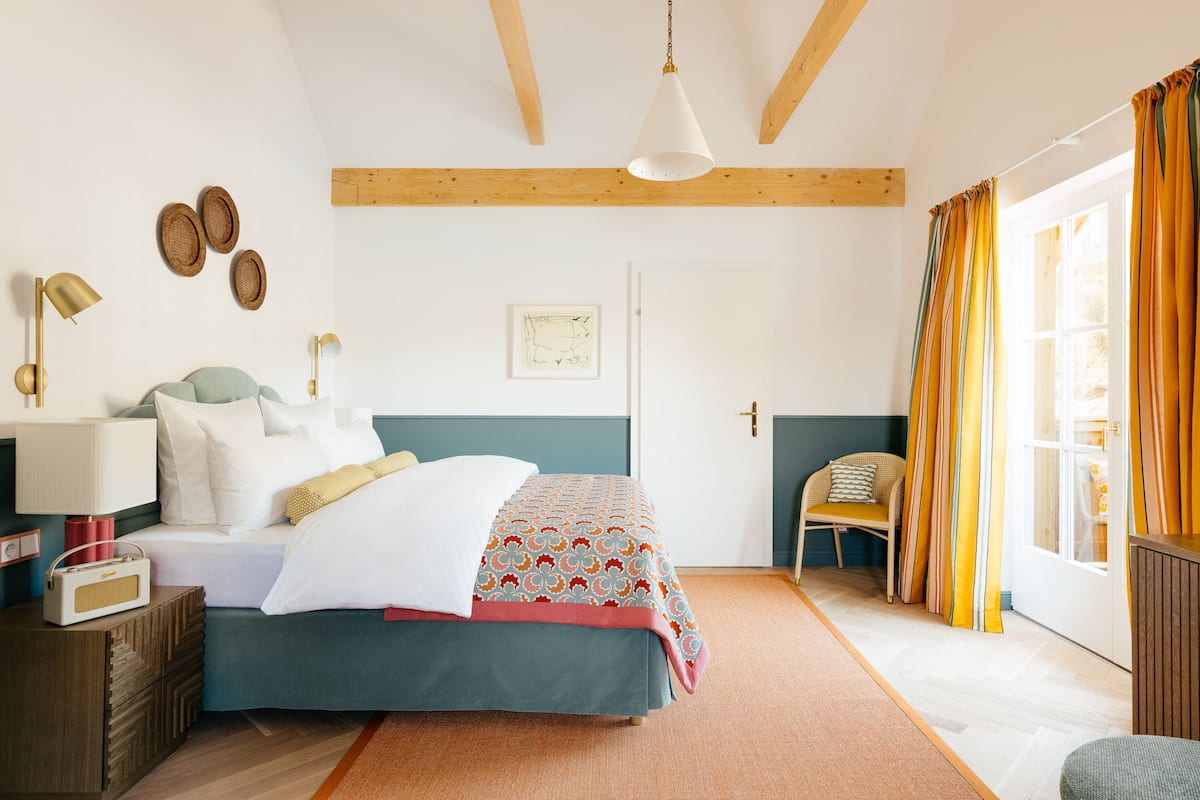 Suite Junior, lato lago | 1 camera, minibar, una scrivania, postazione laptop