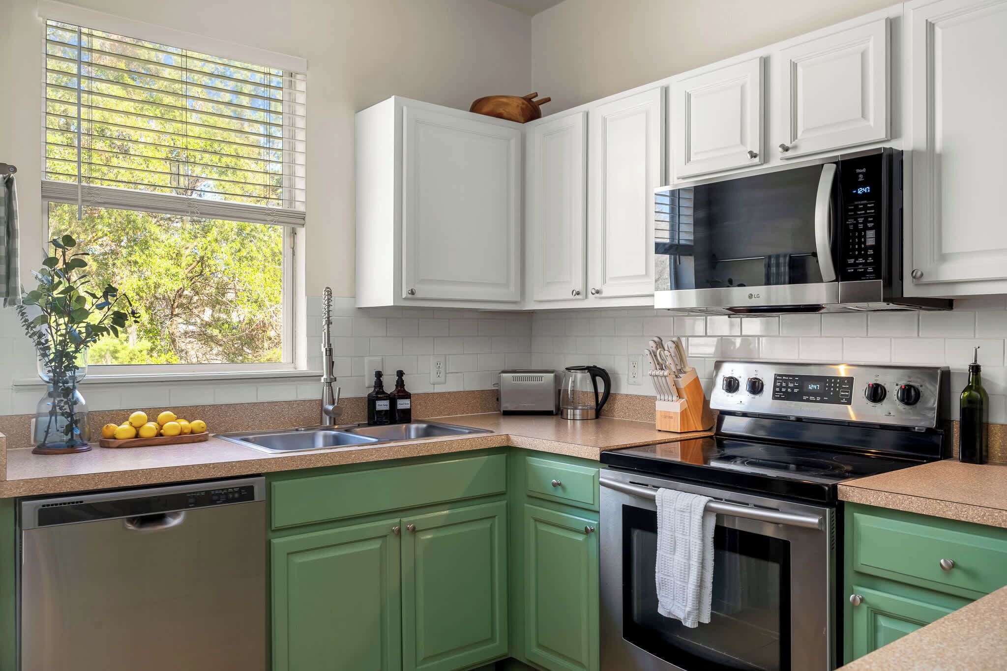 Frigorífico, microondas, horno y placa de cocina