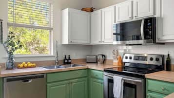 Frigorífico, microondas, horno y placa de cocina