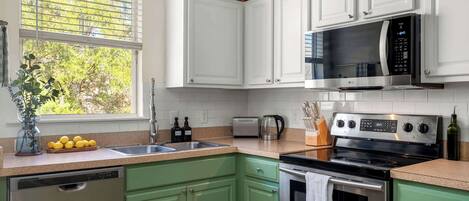 Frigorífico, microondas, horno y placa de cocina