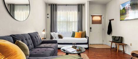 Una televisión, una oficina