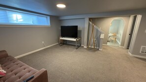 Smart TV, computer monitors - Modern 1BR Near Providence & Boeing - Fast WiFi & Work Desk (Everett)