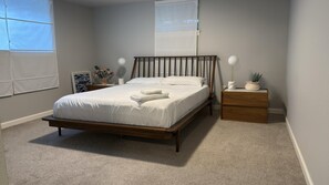1 bedroom, desk, free WiFi, bed sheets - Modern 1BR Near Providence & Boeing - Fast WiFi & Work Desk (Everett)