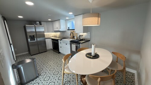 Modern 1BR Near Providence & Boeing - Fast WiFi & Work Desk