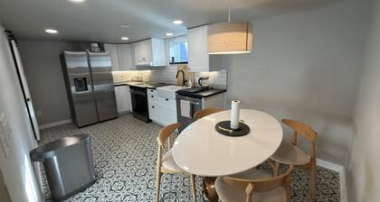 Modern 1BR Near Providence & Boeing - Fast WiFi & Work Desk