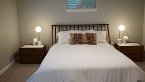 1 bedroom, desk, free WiFi, bed sheets - Spacious 1B/1B Ergonomic desk (Everett)