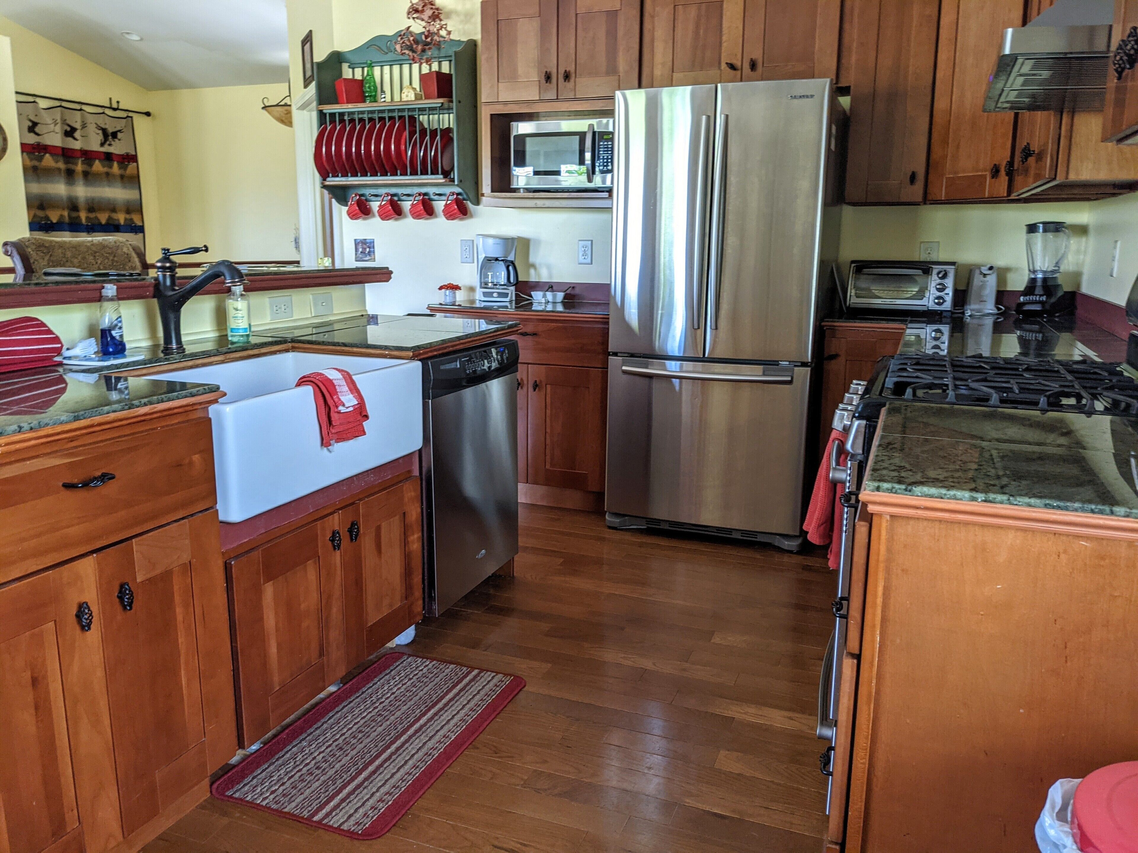 Blue Ridge MOUNTAIN VIEWS!! Jetted Tub, Private, 15 Minutes to Downtown !!  