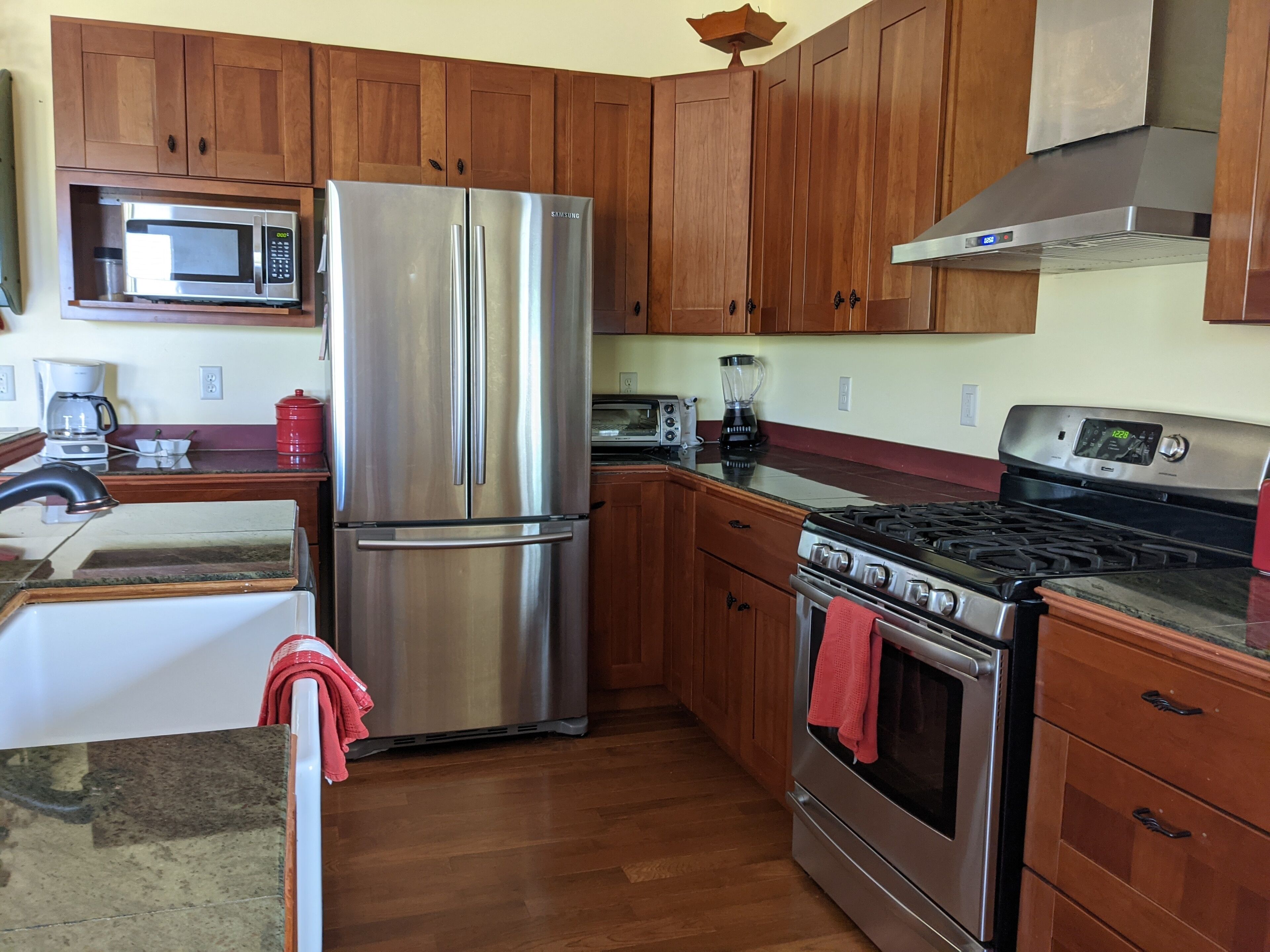 Blue Ridge MOUNTAIN VIEWS!! Jetted Tub, Private, 15 Minutes to Downtown !!  