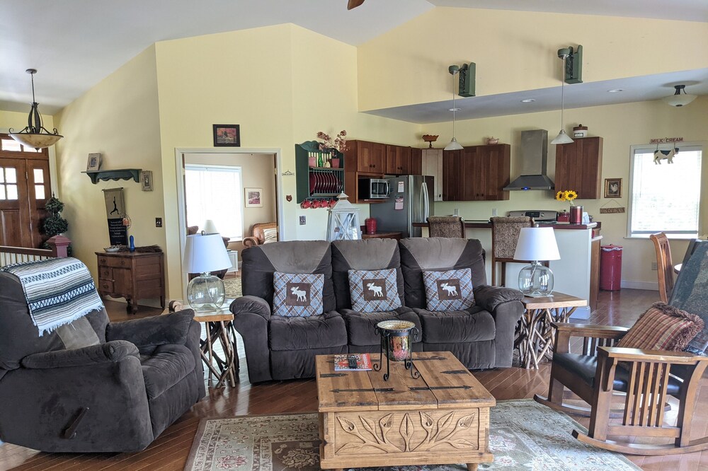 Blue Ridge MOUNTAIN VIEWS!! Jetted Tub, Private, 15 Minutes to Downtown !!