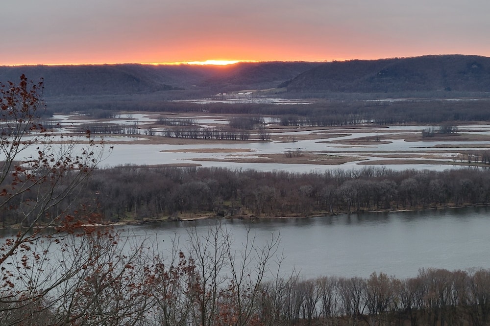 Newly remodeled! Cozy, family (and pet) friendly cabin with breathtaking views!