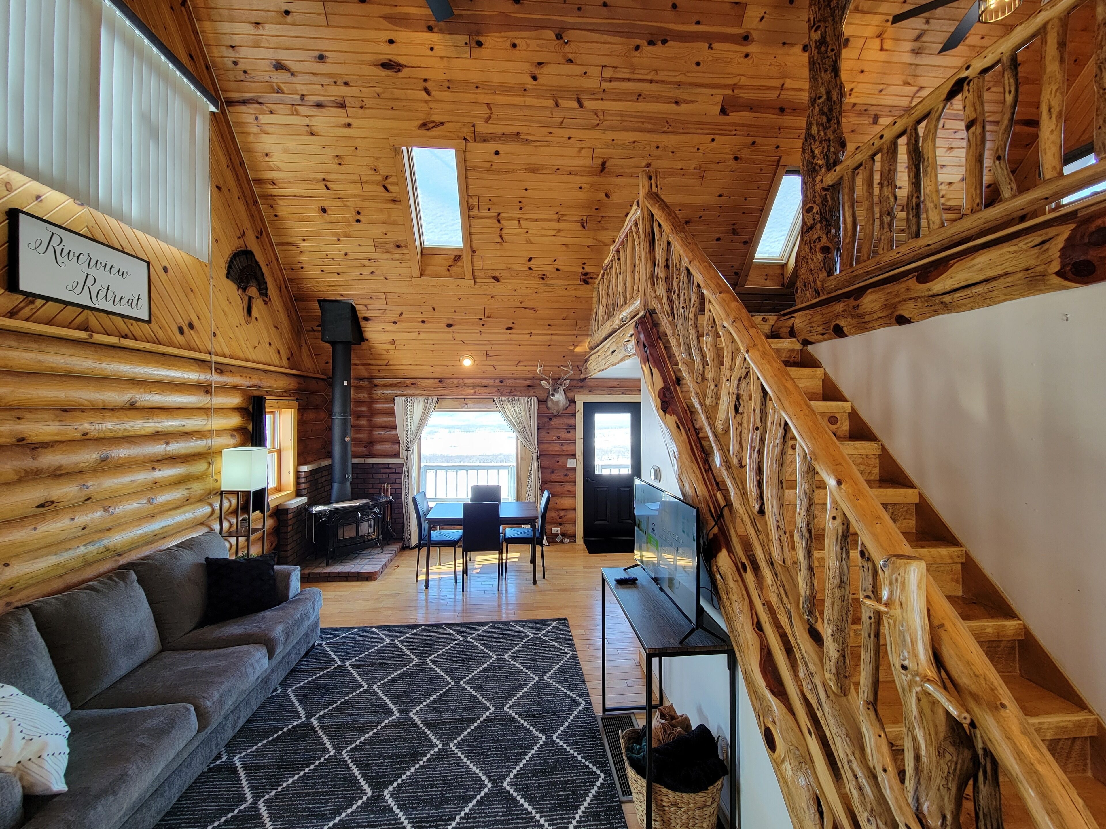 Newly remodeled! Cozy, family (and pet) friendly cabin with breathtaking views!