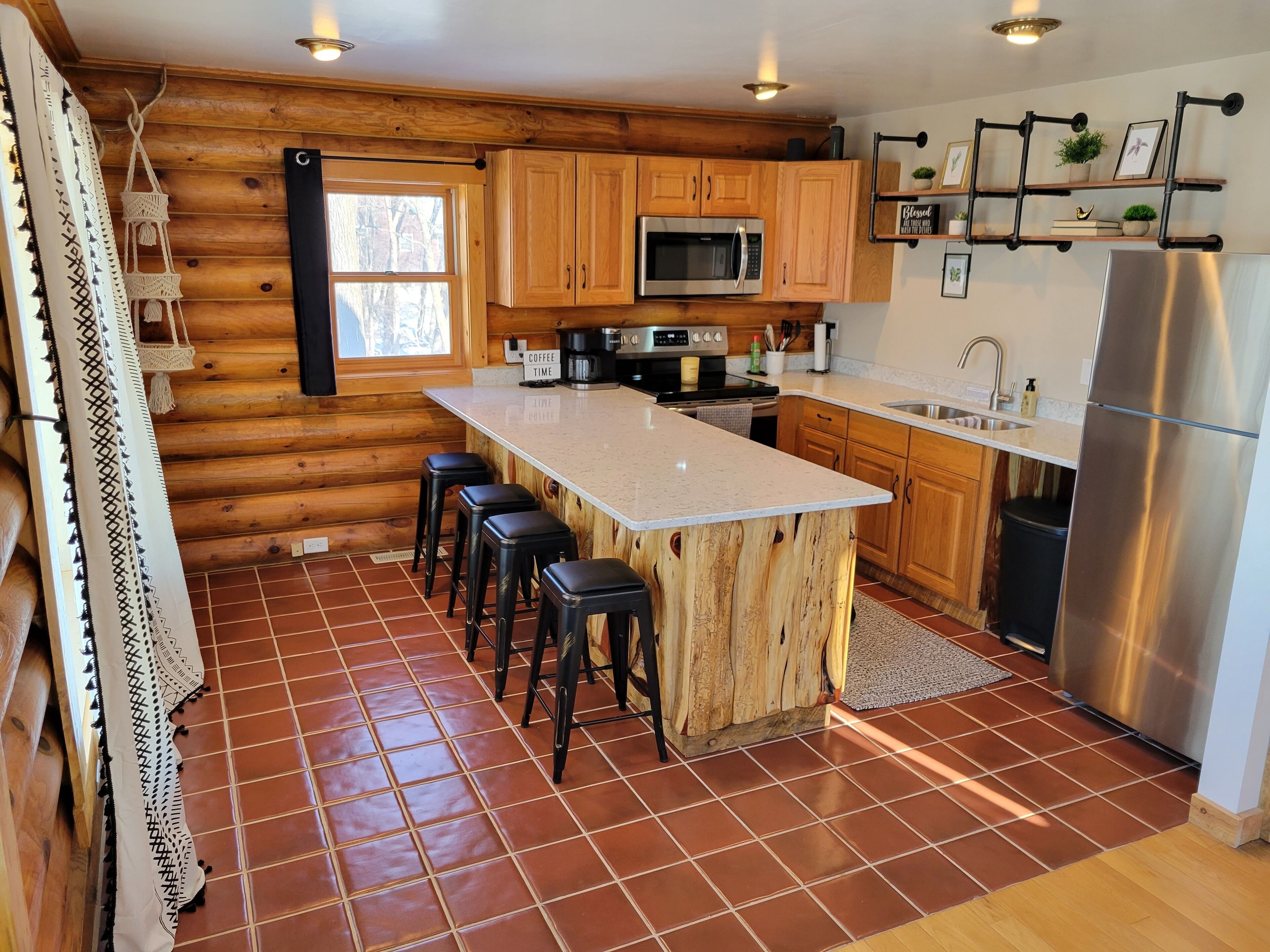 Newly remodeled! Cozy, family (and pet) friendly cabin with breathtaking views!