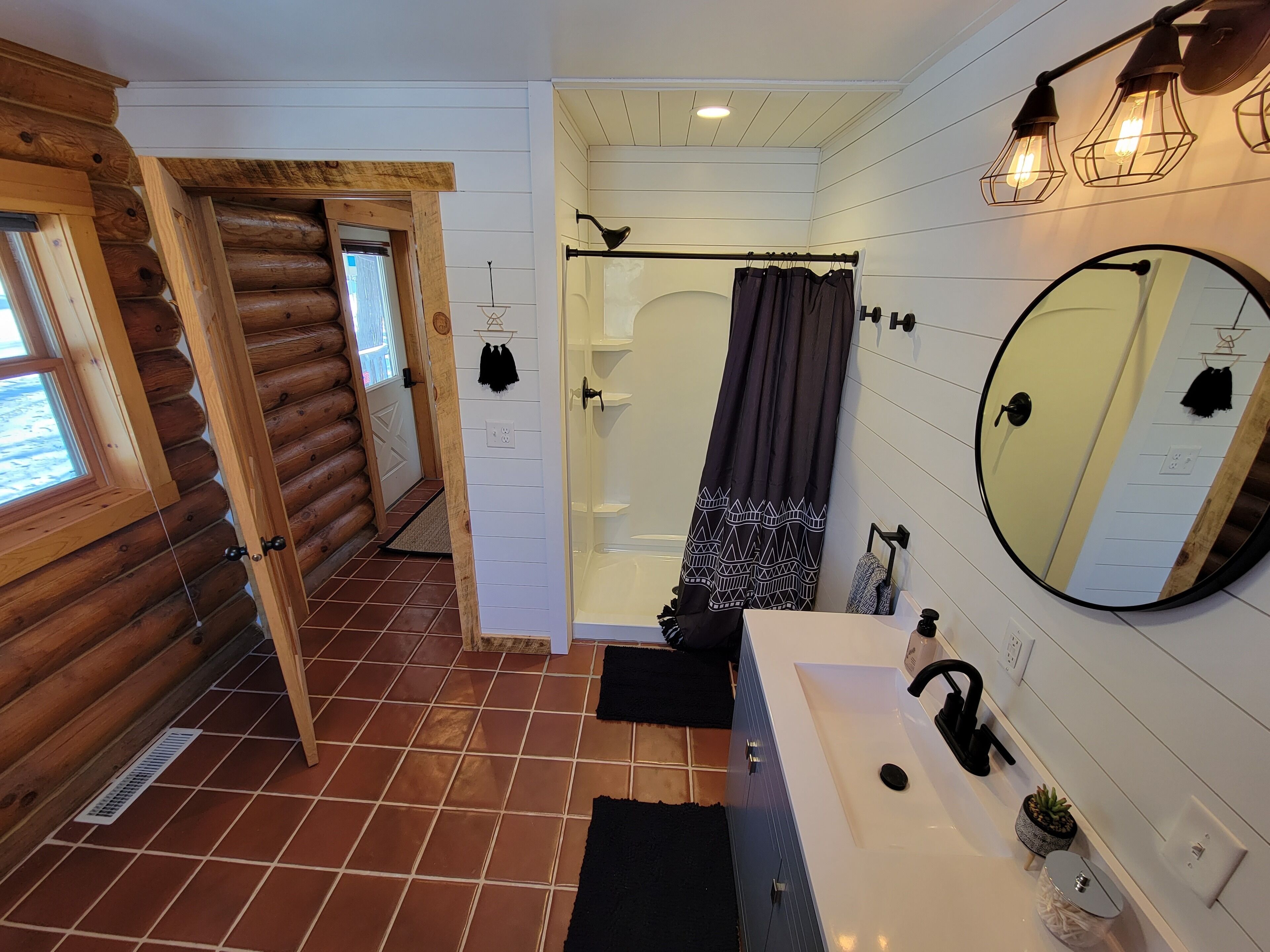 Newly remodeled! Cozy, family (and pet) friendly cabin with breathtaking views!