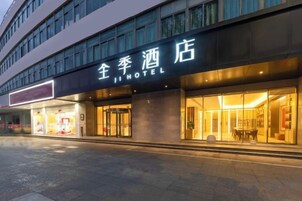 Un hotel con fachada moderna, grandes ventanales y señalización llamativa.