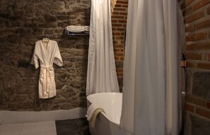 Habitación de lujo | Baño | Tina con regadera, regadera tipo lluvia, amenidades de baño gratuitas 