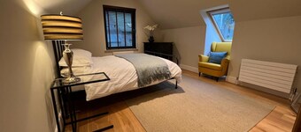 NEW 1BD Contemporary Home Upper Dunblane