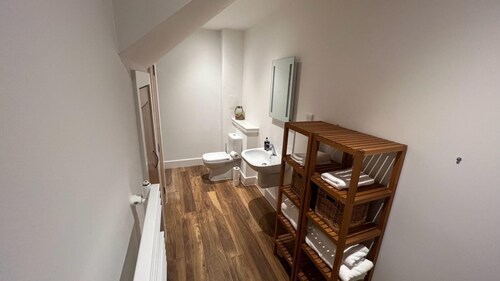 NEW 1BD Contemporary Home Upper Dunblane