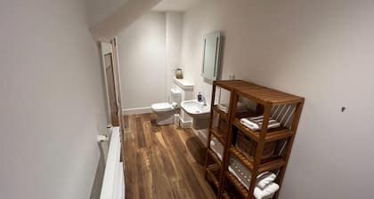 NEW 1BD Contemporary Home Upper Dunblane