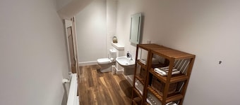 NEW 1BD Contemporary Home Upper Dunblane