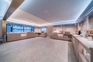 A spacious hotel lobby with a modern design, featuring a central seating area and a reception desk. - HanTing Hotel (Chongqing Jiefangbei Raffles) (Chongqing)