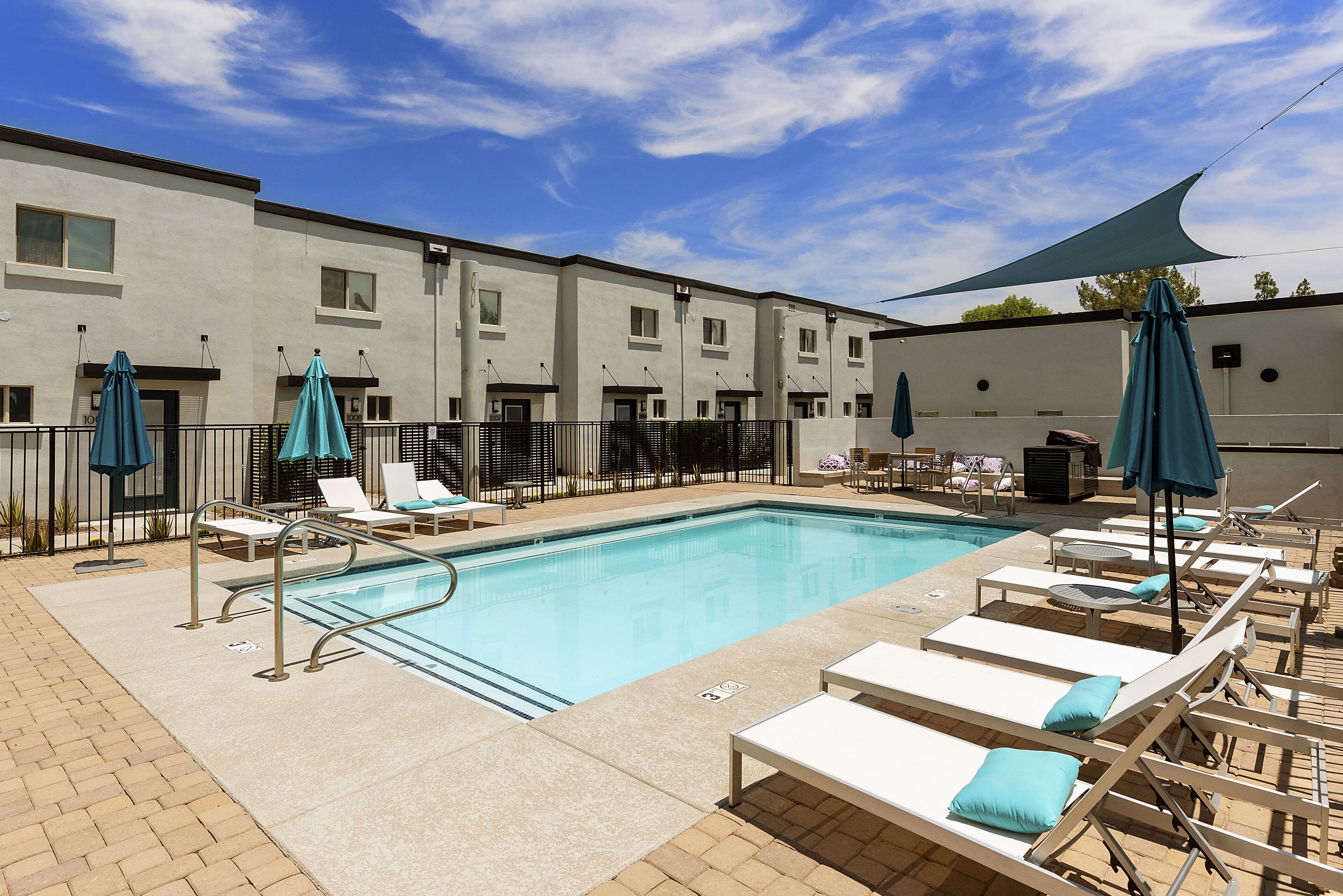 室外游泳池，池畔遮阳伞，日光浴躺椅