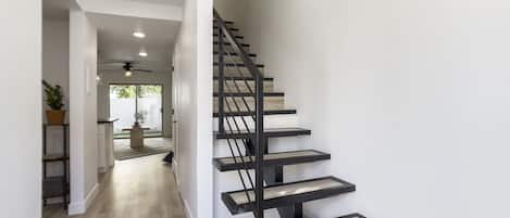 Appartement Design | Coin séjour | TV connectée de 55 pouces avec chaînes numériques, télévision