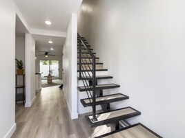 设计公寓 | 起居区 | 55-英寸智能电视 （配备数码频道）、电视