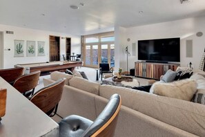 Smart-TV, Kamin, Tischfußball, Bücher