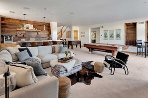 Smart-TV, Kamin, Tischfußball, Bücher