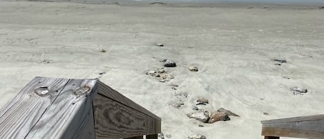 Ranta lähistöllä, aurinkotuoleja, rantapyyhkeitä