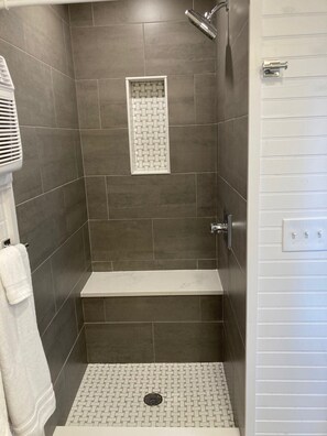 Combined shower/bathtub, hair dryer, towels, soap - PRIME LOCATION! Beach 2 min walk / Village 5 min walk. New STUNNING Interior! (St. Simons Island)