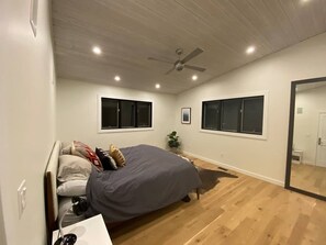3 habitaciones, escritorio, tabla de planchar con plancha y wifi gratis