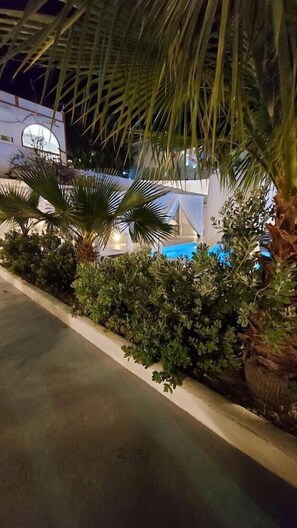 حمّام سباحة خارجي