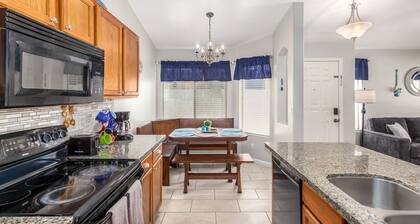 **NEW** 3 Bedroom w/ den! 5 Queen beds! Heated Private Pool!