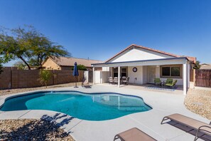 Una piscina al aire libre, una piscina climatizada