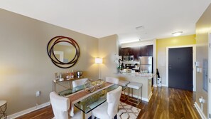 Dining - ♥Smart TV♥Pool♥Full Kitchen♥20min→Airport♥King (Malden)