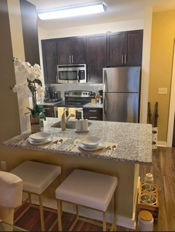 Réfrigérateur, micro-ondes, four, plaque de cuisson