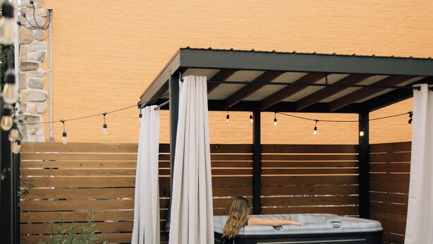 Outdoor spa tub - Four Bed Family Stay. Near Sight and Sound. Hot Tub. Full Kitchen.  (Lancaster)